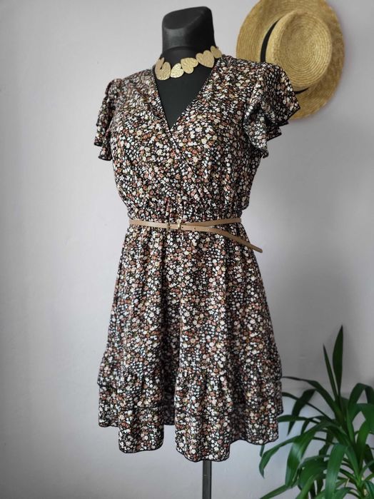 Czarna sukienka w drobne kwiatki S/M na lato rozkloszowana dekolt V