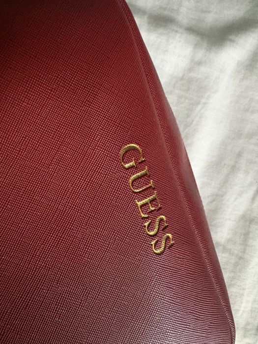 Kosmetyczka Guess skóra ekologiczna złote Logo