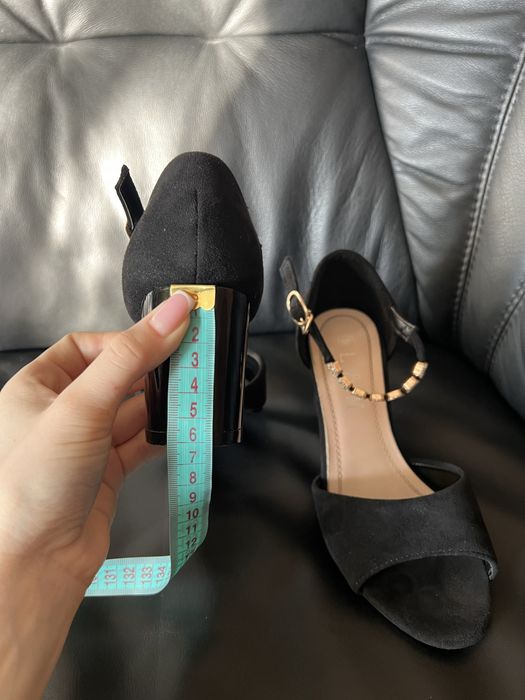 Жіночі босоніжки замшеві з ремінцем на підборах