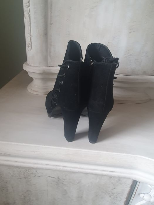 Nowe buty zamszowe