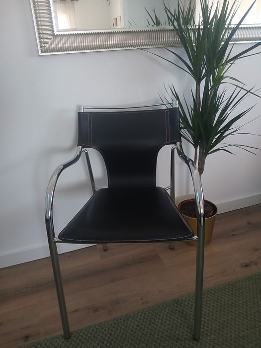 Cadeira de design em pele preta e estrutura cromada