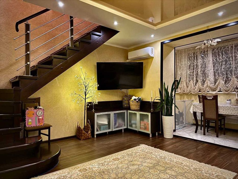 Продаж двоповерхової 3-кімнатної квартири за дуже вигідною ціною.