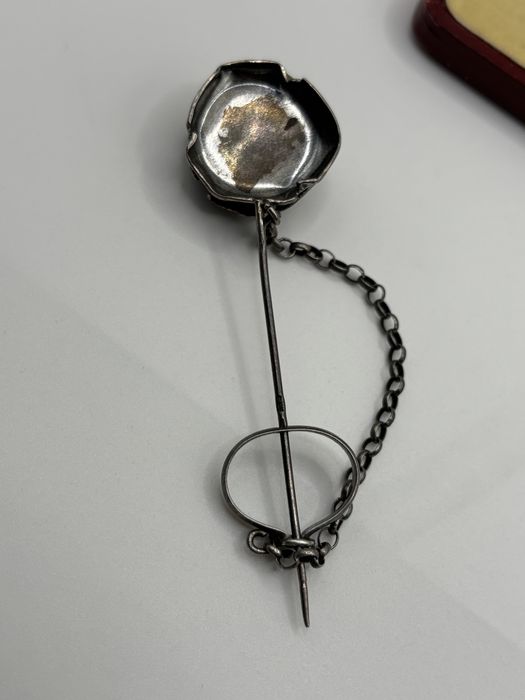 Wpinka z różą 1877