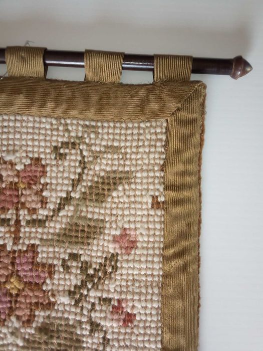 Pequeno painel em bordado de Arraiolos, com varão para pendurar, usado