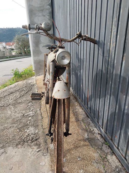 MOTA COM PEDAIS Antiguidades