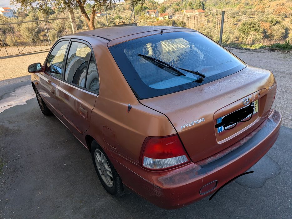 Hyundai Accent com poucos quilometros