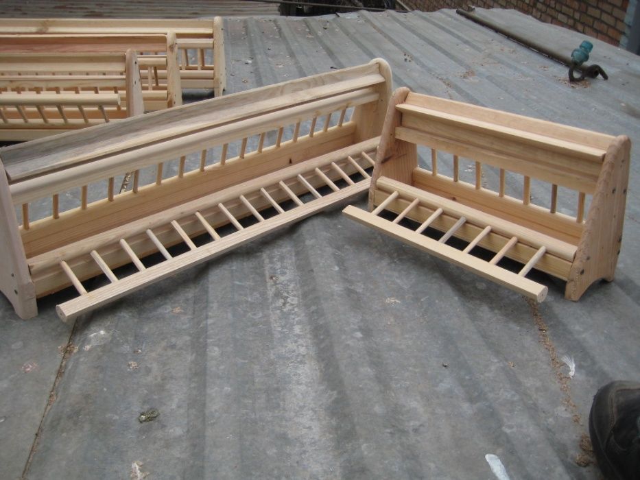 Дерев'яні годівниці для голібів.