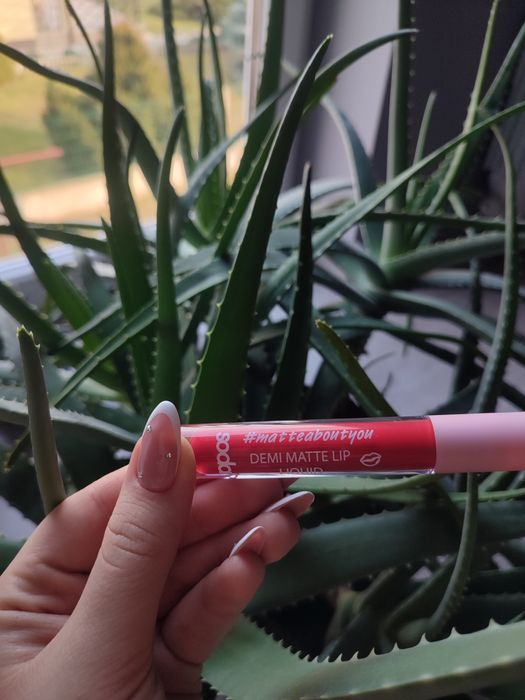 Matowa czerwona pomadka