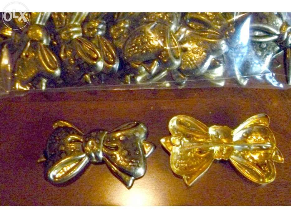 Pregadeiras e aplicações "Vintage" douradas