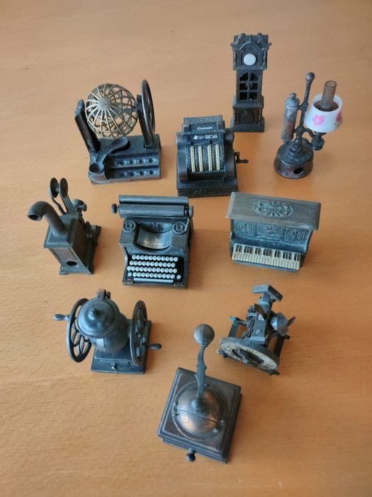 Conjunto de apara-lápis em metal.
