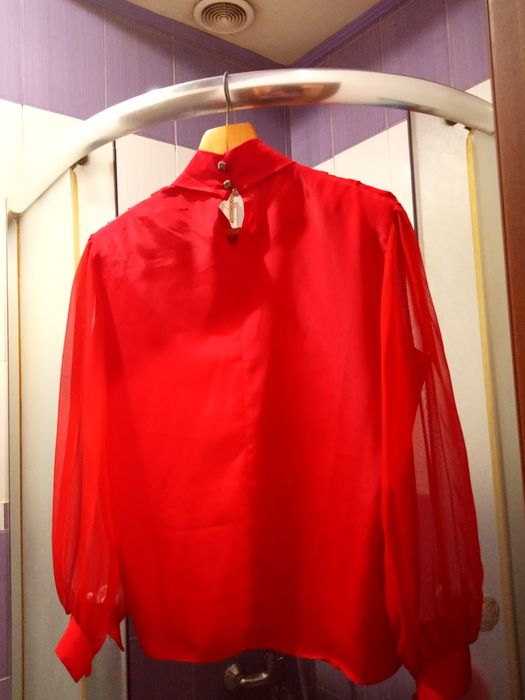 Нарядная шелковая блузка с шифоновыми рукавами и вставкой на груди 52-