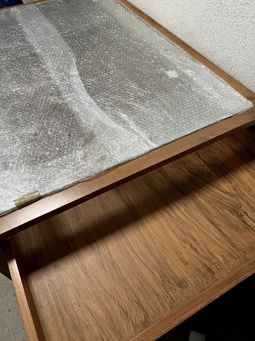 Mesa de centro / apoio em madeira com tampo em vidro e gaveta