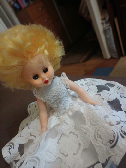 Ніжна лялечка в білому вбранні