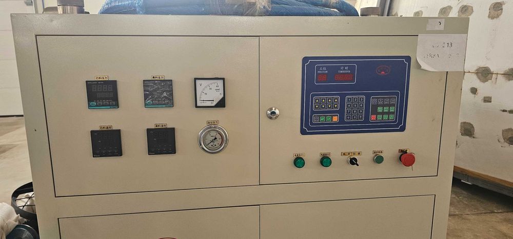 Maquina de injectar poliuretano TJXDG*220C  320L