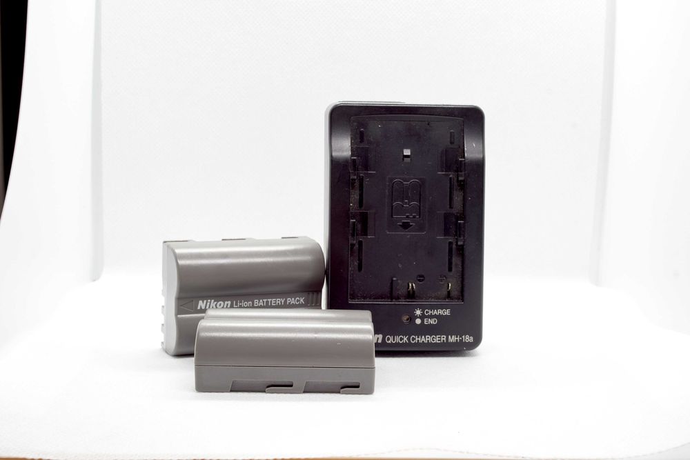 Nikon D300 + Lente Nikon DX 35mm 1.8G + Battery pack + flash + CFcards