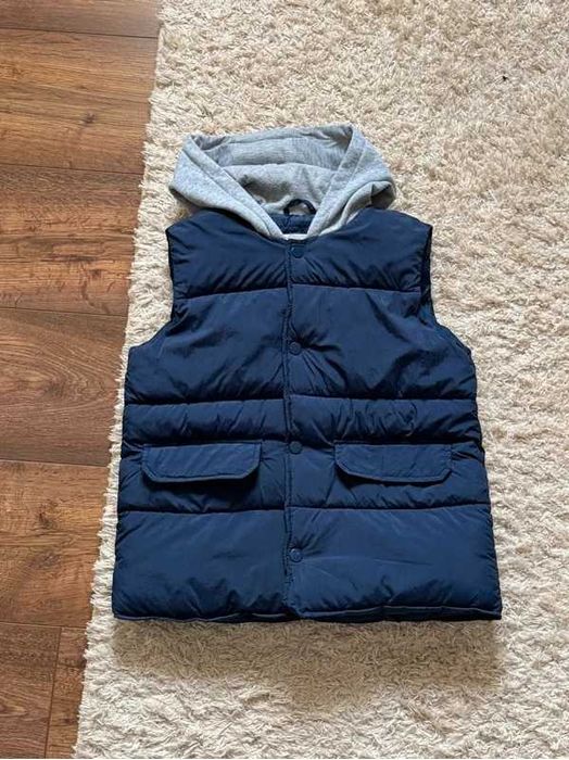 Granatowy bezrękawnik/kamizelka z szarym kapturem r. 134 Sinsay