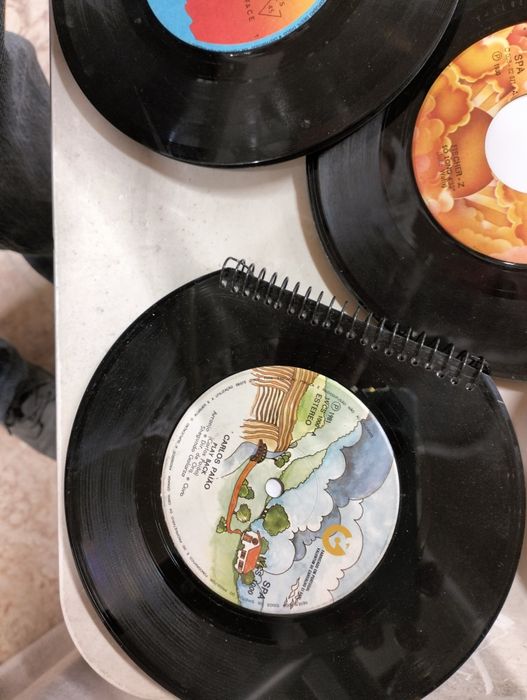 Cadernos feitos com discos de vinil single