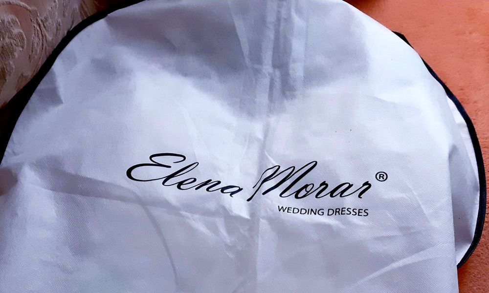 Шикарна весільна сукня зі шлейфом