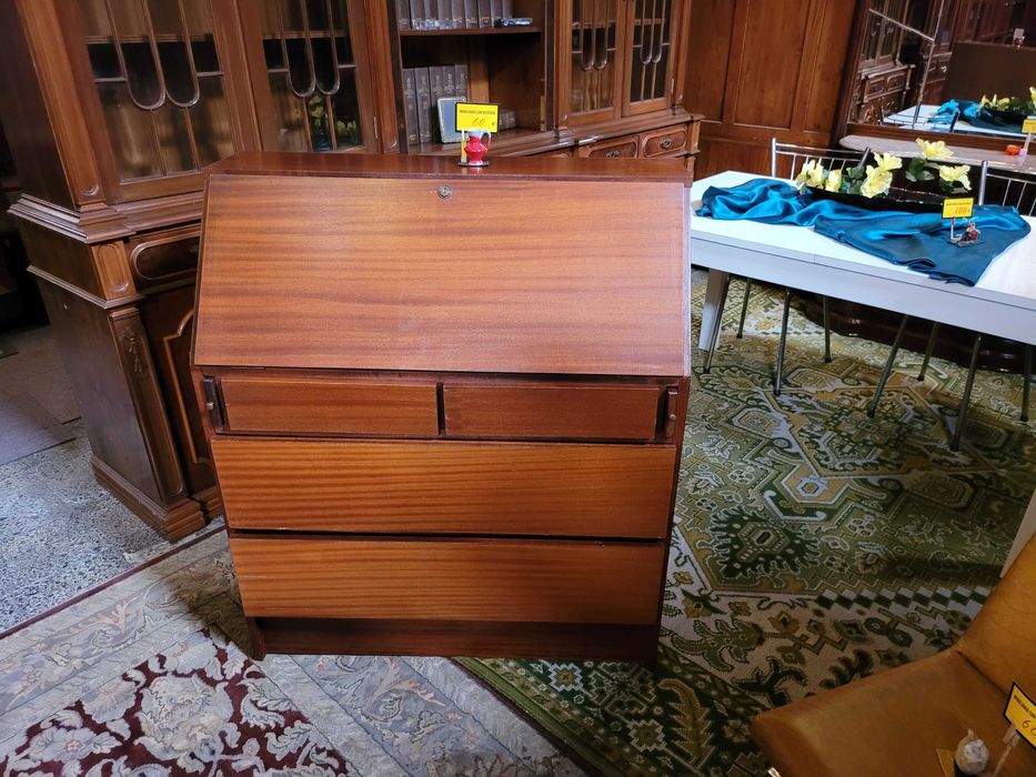 Wooden desk with signs of use but perfectly functional64409358206467120