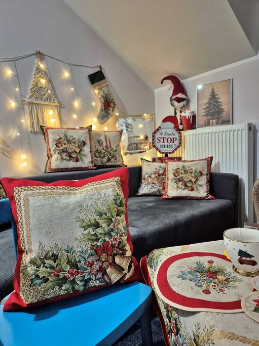 Poszewka 45x45 cm świąteczna dekoracyjna z ostrokrzewem 1386RJ