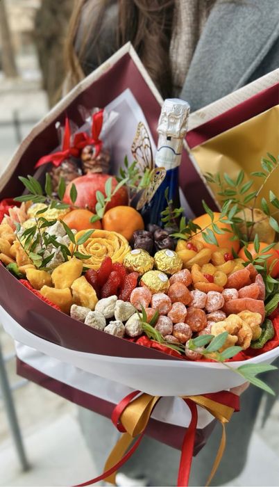 БУКЕТИ ТА ПОДАРУНКИ 8 березня на замовлення букеты из конфет, на заказ