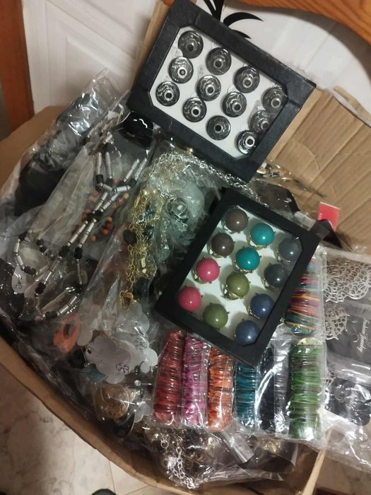 Conjunto bijuteria 50 peças