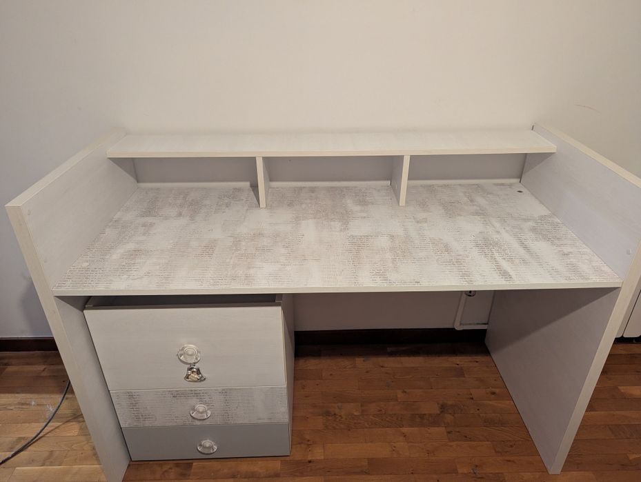 Quarto para criança (cama mesa cabeceira e secretária)