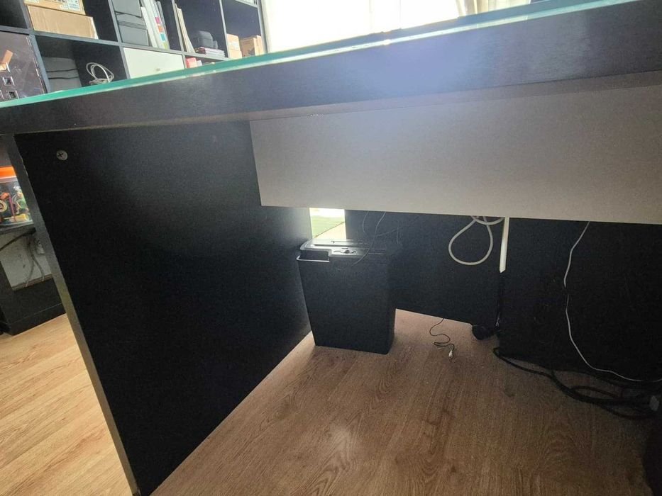 Muito Espaçosa Secretária IKEA com Tampo de Vidro, em Super Bom Estado