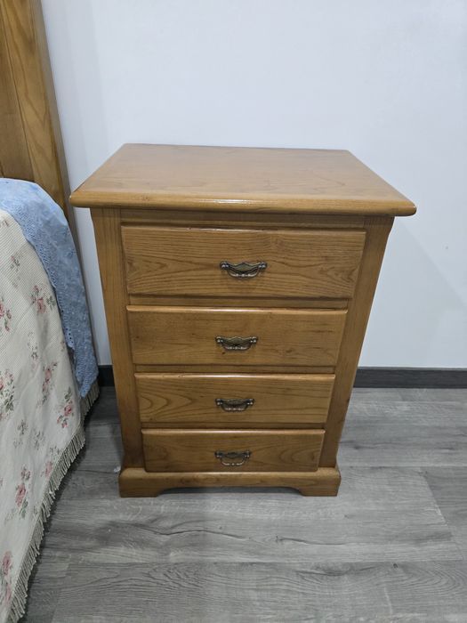 Quarto - Cama, Mesa de Cabeceira e cadeira de Castanheiro