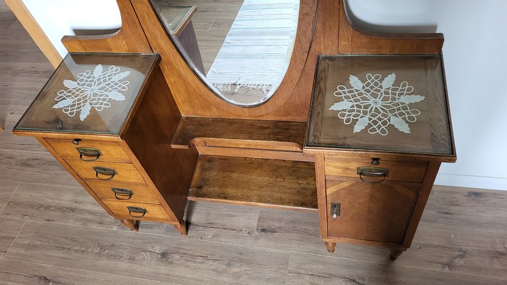 Stara drewniana toaletka