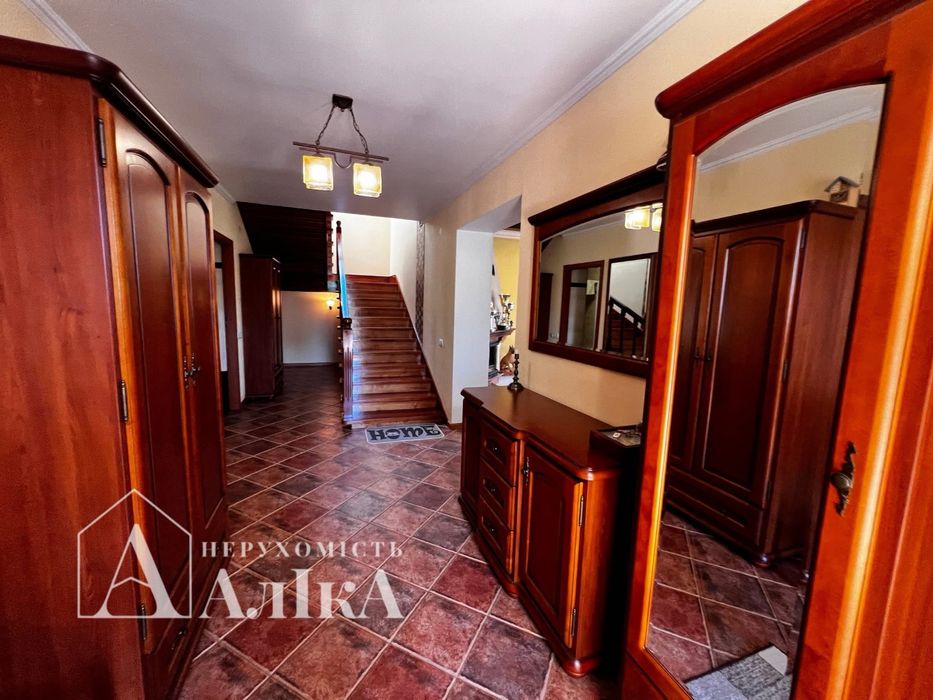 Продам великий маєток в неймовірному місці на березі річки Дністер