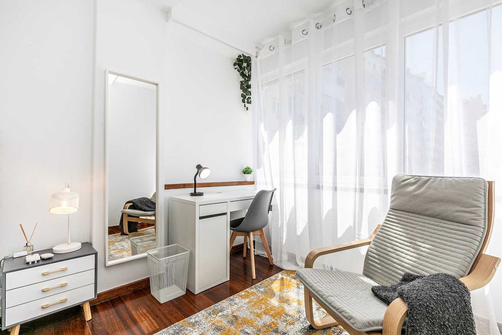 Quarto mobilado, em apartamento com 3 Casas de Banho, Cozinha, Lavandaria