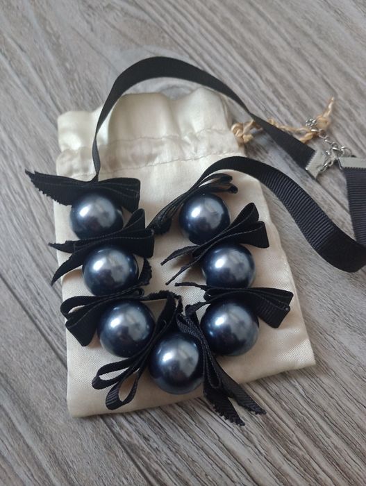 Naszyjnik na wstążce ozdobne wykonanie kulki zapięcie