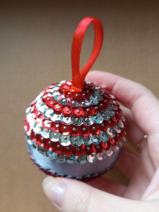 Bombka styropianowa z cekinami i ozdobną wstążką rękodzieło handmade