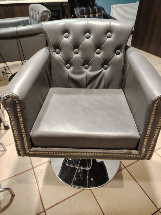 Fotel do salonu fryzjerskiego z podnóżkiem