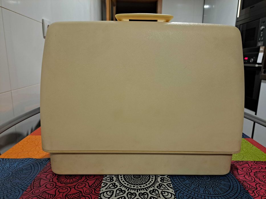 Máquina de costura eléctrica e portátil - Usada