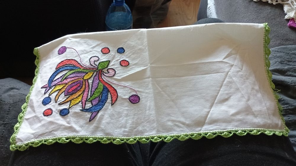 Serwetki haftowane-2 szt ,chusteczki z kordonkową koronką-2 sztPRL