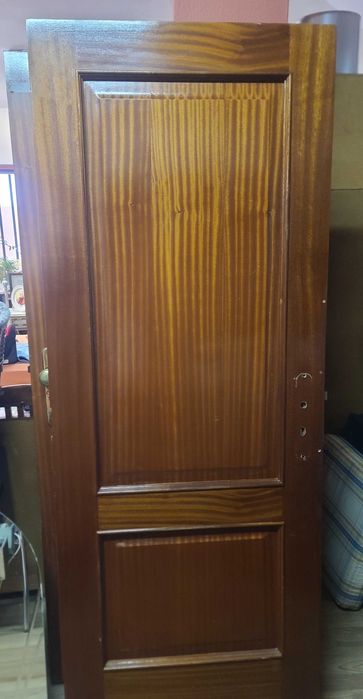 Varias portas com ferragem e sem ferragens