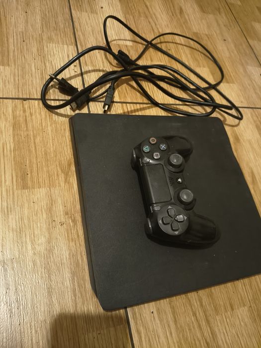 PS4 1 TB a funcionar em perfeito estado com comando e cabos