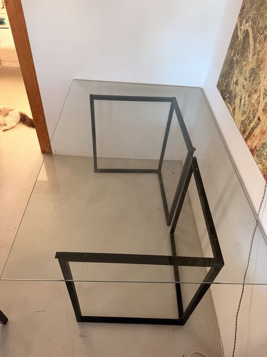 Mesa de vidro com dois pés