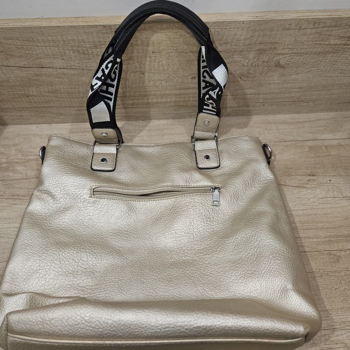 Torebka w kolorze złotym pomieści a4