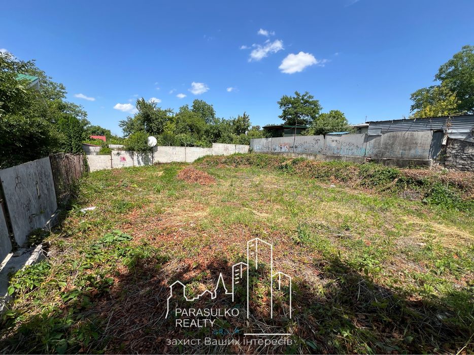 Продам чудову ділянку поруч з парком!