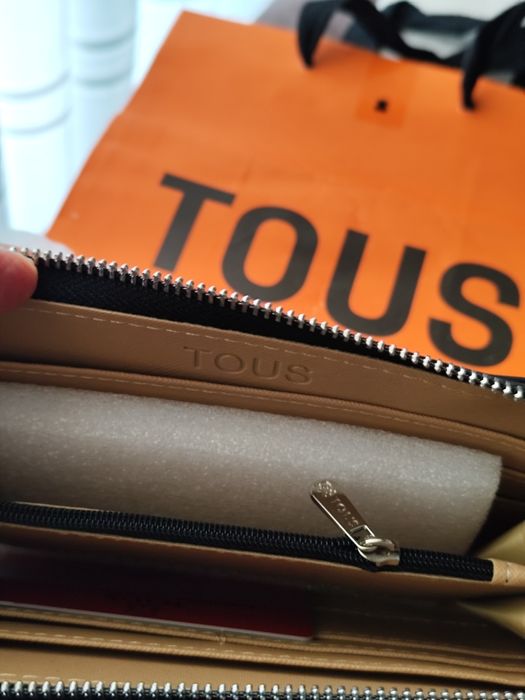 Porta moedas cartões notas etc, Tous preto com detalhes e pega de mão