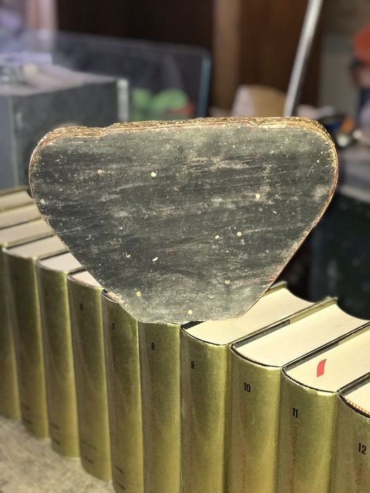 Buda antigo em madeira talhada e em folha de ouro