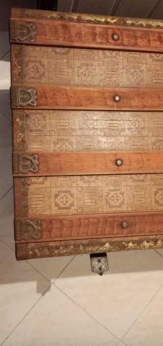 Arca antiga em madeira e metal – para restauro