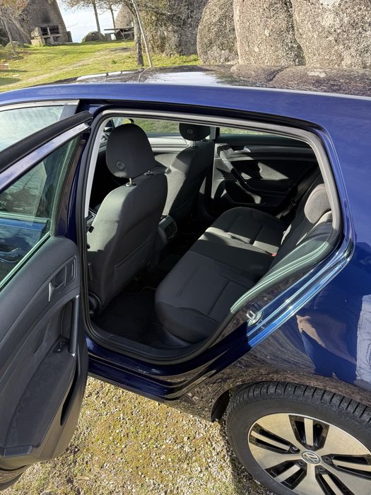 Volkswagen E-Golf 04/2019 cockpit digital