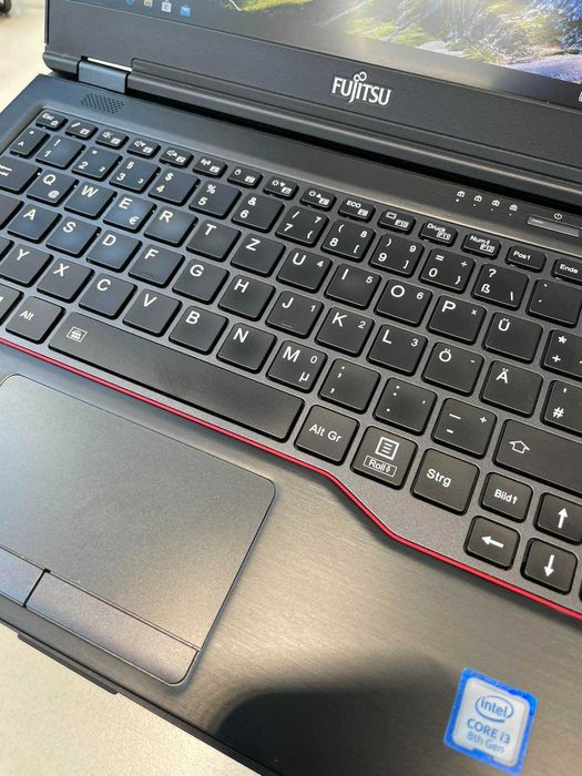 Чудовий варіант для подорожі Легкий ноутбук Fujitsu U729 є кількість