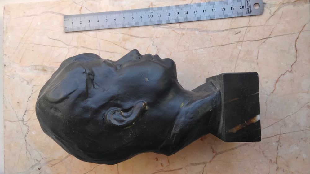 Бюст Сергея  Есенина. Основание  змеевик.