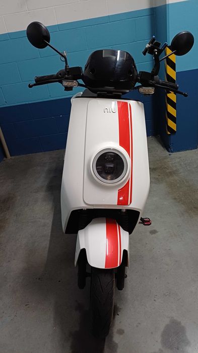 Scooter Eléctrica NIU NQi GTS – como nova - 2.500 Km