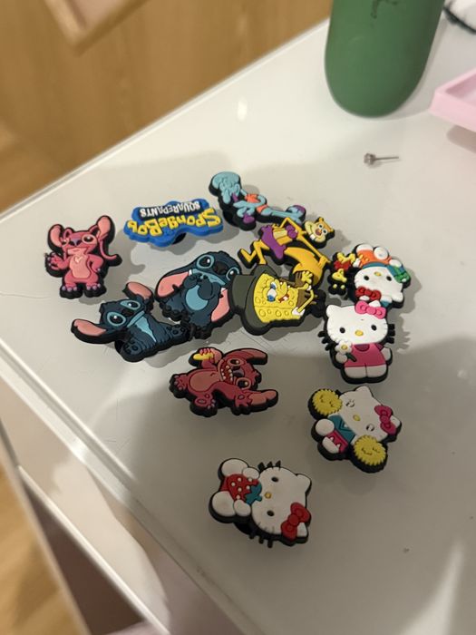 zestaw charmsow/przypinek do crocsow